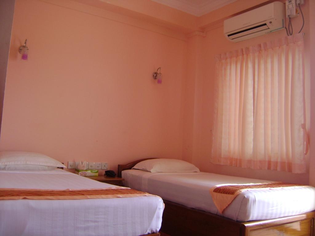 Royal Boss Hotel Yangon Exterior foto