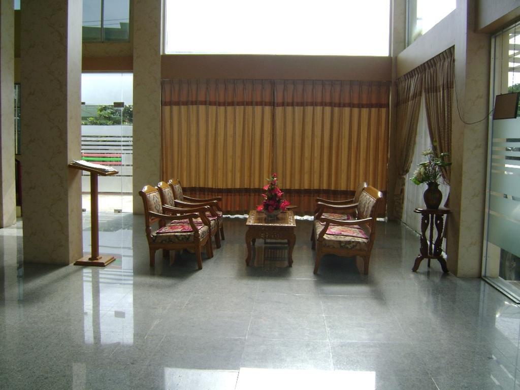 Royal Boss Hotel Yangon Exterior foto
